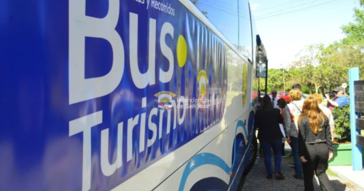 Pareja bailando danzas folclóricas en los viñedos de Bodega Rovere durante el Festifolk World en San José de Mayo.