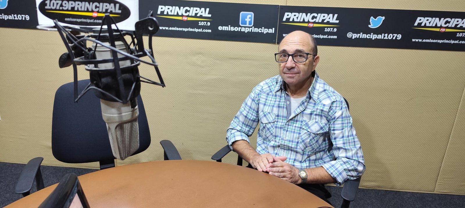 Antonio García, copropietario de Mueblería Juan XXIII San José, durante su entrevista en los estudios de Emisora Principal 107.9 FM en San José de Mayo.