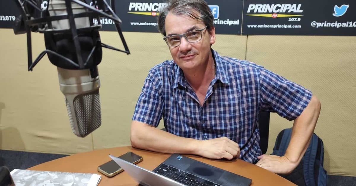 Bernardo Gallesio, docente de UTEC y columnista de tecnología, sentado en el estudio de radio Principal FM con una computadora portátil y micrófono profesional.