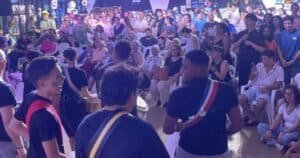 Vecinos de Ciudad del Plata participando en un taller de cerámica y oficios de la Intendencia de San José.