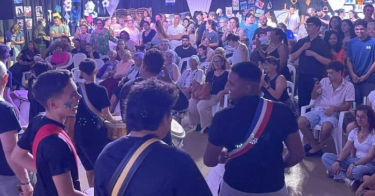 Vecinos de Ciudad del Plata participando en un taller de cerámica y oficios de la Intendencia de San José.